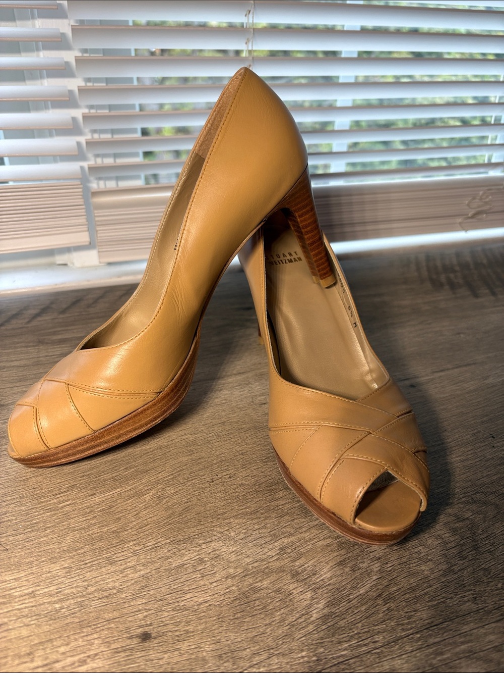 Stuart Weitzman Women's Tan Leather Peep-Toe Pumps. WM’s sz 8.5M.